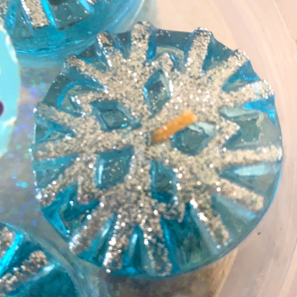 Winter/ Snowflake candle sets. Great as gifts or for your own decor! ⛄️ - Picture 5 of 6